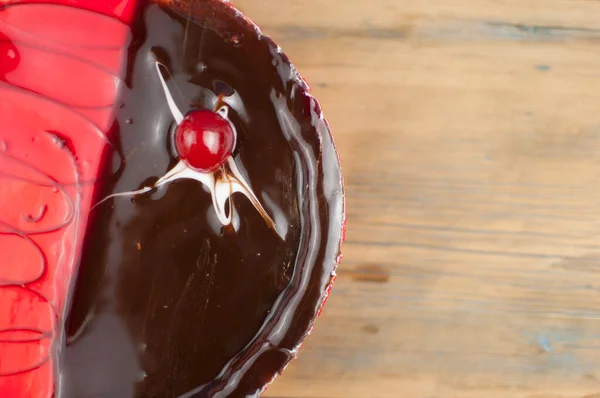 Delicioso Bolo Com Cerejas Creme Chocolate — Fotografia de Stock