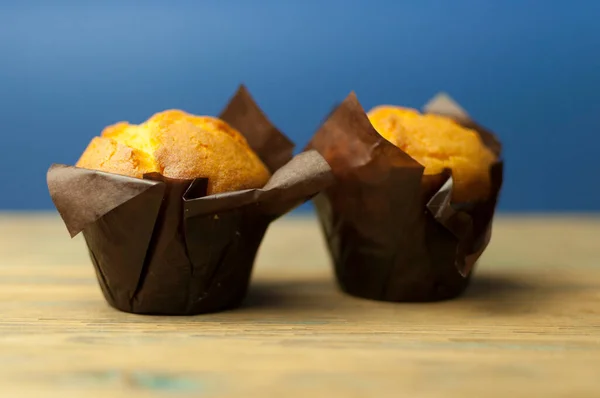 Muffins Clásicos Nuez Plátano Envoltura Papel Negro —  Fotos de Stock