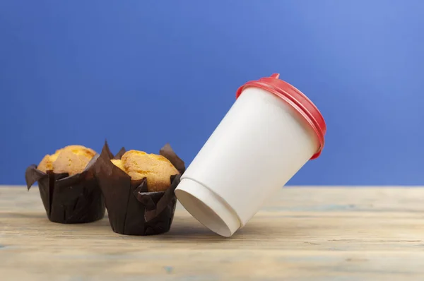 Klassiska Bananmuttermuffins Svart Papper Omslag Med Engångspapper Kaffekoppar Träbord — Stockfoto