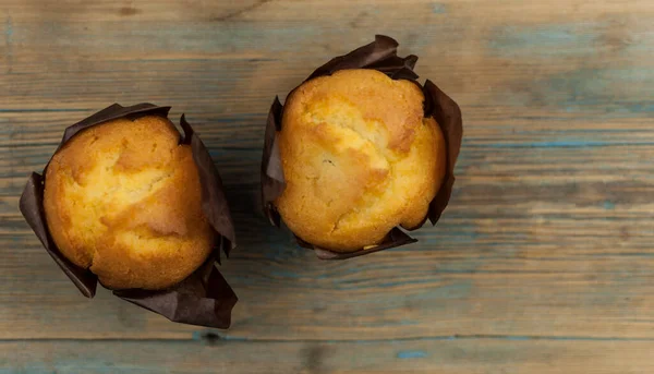 Classico Involucro Carta Nera Muffin Noci Banana Tavolo Legno — Foto Stock