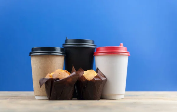 Klassische Bananennuss Muffins Schwarzer Papierverpackung Mit Einweg Kaffeetassen Aus Papier — Stockfoto