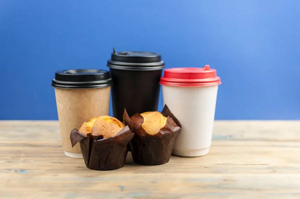 Klassische Bananennuss Muffins Schwarzer Papierverpackung Mit Einweg Kaffeetassen Aus Papier — Stockfoto