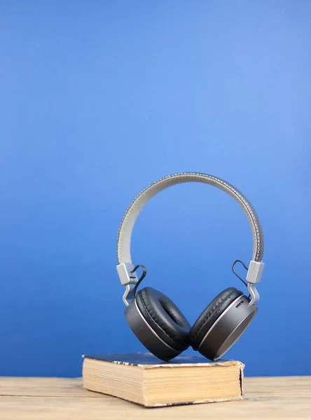 Audioboek Concept Koptelefoon Boek Boven Houten Tafel Ruimte Voor Tekst — Stockfoto