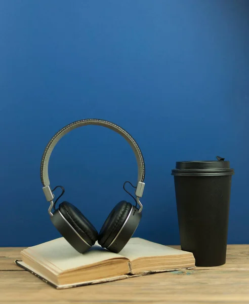 Black Paper Coffee Cup Headphone Old Book Wood Table Beautiful — Stock Photo, Image