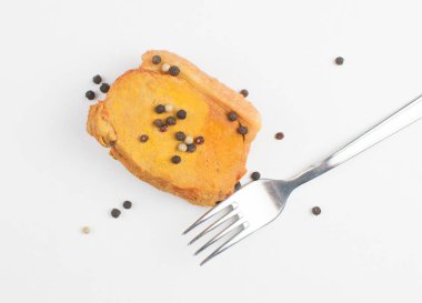 Beyaz arka planda haşlanmış et parçaları..