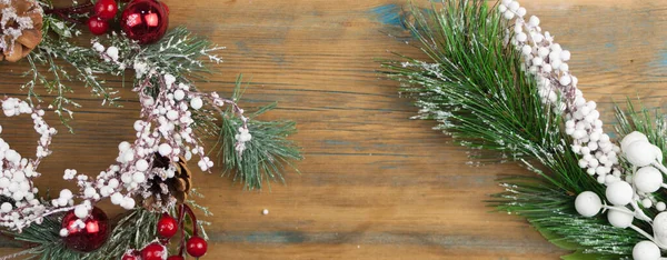 Foto Van Houten Tafel Met Wat Decoratieve Planten — Stockfoto