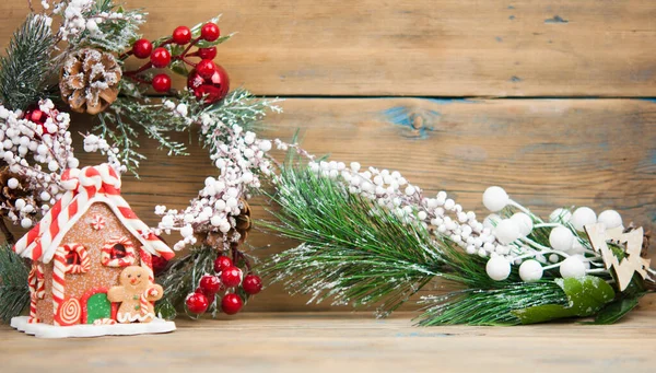 喜庆的圣诞装饰和松树的木制背景与空间为您的文字 — 图库照片