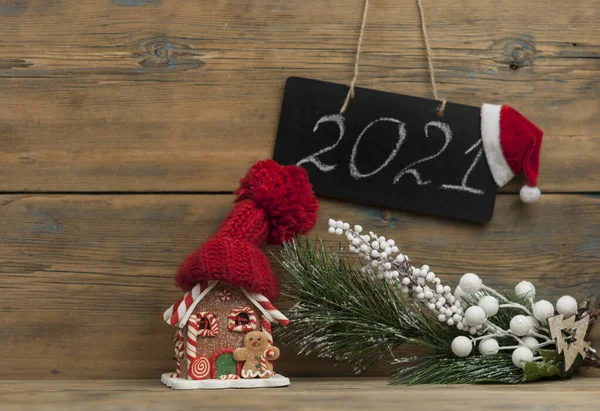 クリスマスの装飾とあなたのテキストのためのスペースと木製の背景にモミの木 — ストック写真