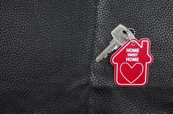 Silver Key House House Shaped Keychain Black Leather Background Real — Stock Photo, Image