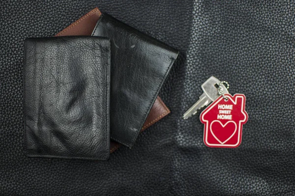 黑色皮革背景的时尚皮制钱包 — 图库照片