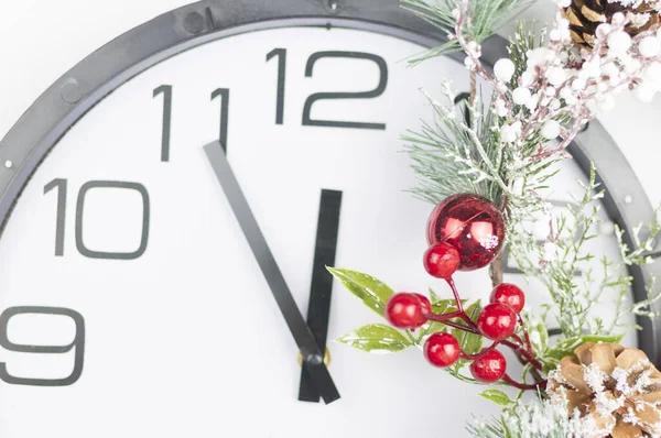 赤いボールとクリスマスの装飾 時間は12時 新年とクリスマス2021を示しています — ストック写真