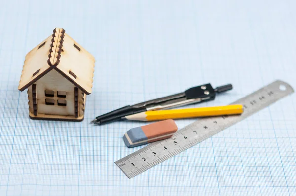 建築設計図 住宅モデル 支配者 図面コンパス 紙グラフ上の鉛筆 — ストック写真