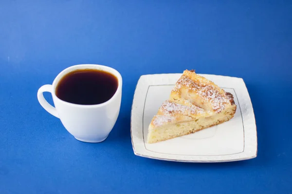 Kopp Med Varmt Kaffe Och Söta Bakverk Blå Bakgrund — Stockfoto