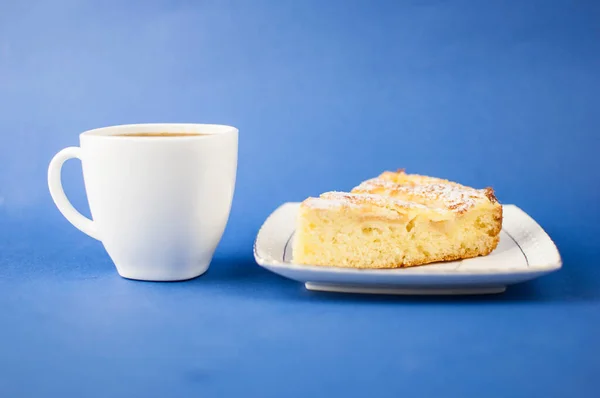 Tasse Heißen Kaffee Und Süßes Gebäck Auf Blauem Hintergrund — Stockfoto