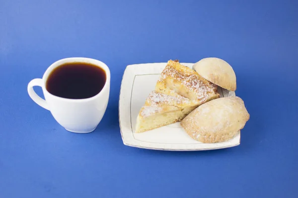 Kopp Med Varmt Kaffe Och Söta Bakverk Blå Bakgrund — Stockfoto