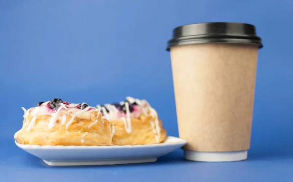 Wegwerp Koffie Van Hete Koffie Zoete Gebak Blauwe Achtergrond Koffie — Stockfoto