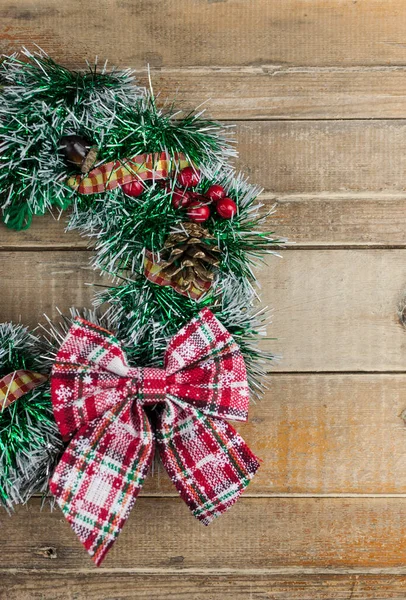 Kerstkrans Een Rustieke Houten Voordeur — Stockfoto