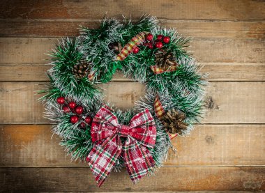 Kırsal ahşap ön kapıda Noel çelengi