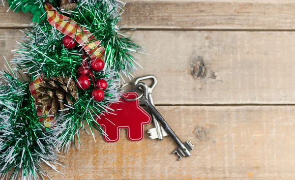 Schöner Weihnachtlicher Hintergrund Dekoratives Haus Und Schlüssel Zum Schloss Auf — Stockfoto