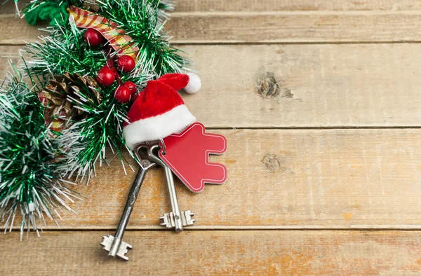 美しいクリスマスの背景 装飾的な家と古い木の納屋の板のロックへの鍵 金融と住宅ローンの概念 不動産の概念 — ストック写真