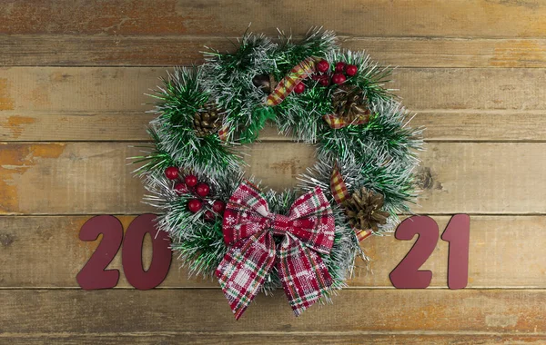 クリスマスリースと番号2021 木の背景 トップビュー コピースペース フラットレイアウト上のクリスマスツリーの枝 コーンやおもちゃの創造的なレイアウト 新年とクリスマスのコンセプト — ストック写真