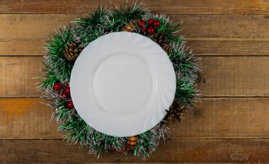 Peçeteli beyaz tabağın üst görüntüsü. Noel sofrası. Düz yatış, üst görünüm. 