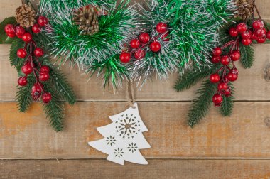 Çam dalları ve Noel süsleri ahşap masada. Noel tatili geçmişi. Metin veya tasarım için boşluk. 