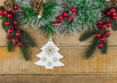 Çam dalları ve Noel süsleri ahşap masada. Noel tatili geçmişi. Metin veya tasarım için boşluk. 