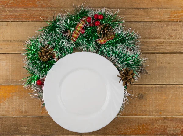 Draufsicht Auf Weißen Teller Mit Serviette Weihnachtstisch Gedeckt Flache Lage — Stockfoto