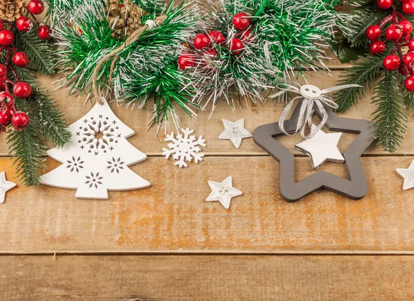 Bovenaanzicht Dennentakken Kerstversieringen Houten Tafel Vakantie Kerst Achtergrond Ruimte Voor — Stockfoto