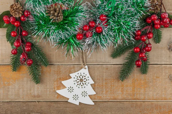 顶部的松树枝条和圣诞树装饰在木制桌子上 以圣诞节为背景 文字或设计的空间 — 图库照片