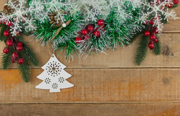 Bovenaanzicht Dennentakken Kerstversieringen Houten Tafel Vakantie Kerst Achtergrond Ruimte Voor — Stockfoto