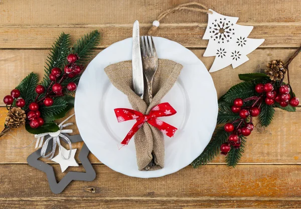 Draufsicht Auf Weißen Teller Mit Serviette Weihnachtstisch Gedeckt Flache Lage — Stockfoto