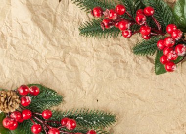 Noel Ağacı ve eski kağıt arkaplan üzerindeki süslemeler harfler için