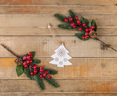 Çam dalları ve Noel süsleri ahşap masada. Noel tatili geçmişi. Metin veya tasarım için boşluk. 