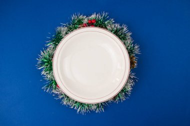 Peçeteli beyaz tabağın üst görüntüsü. Noel sofrası. Düz yatış, üst görünüm. 