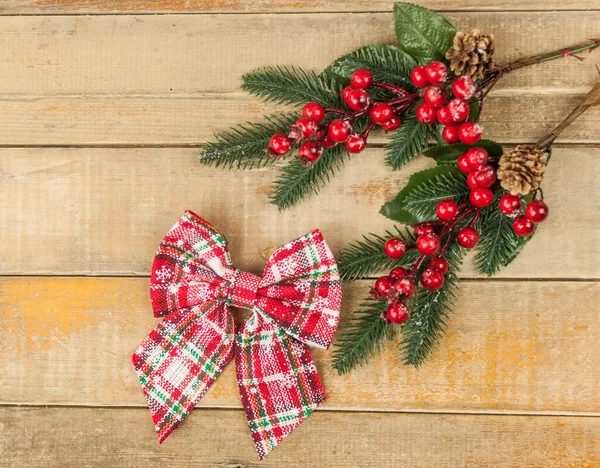 Bovenaanzicht Dennentakken Kerstversieringen Houten Tafel Vakantie Kerst Achtergrond Ruimte Voor — Stockfoto