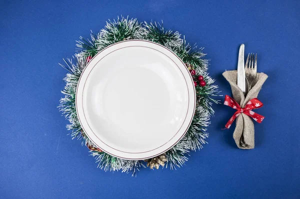 Draufsicht Auf Weißen Teller Mit Serviette Weihnachtstisch Gedeckt Flache Lage — Stockfoto