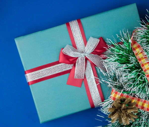 Weihnachtskomposition Weihnachtsgeschenk Tannenzweige Auf Dunkelblauem Hintergrund Draufsicht Kopierraum — Stockfoto