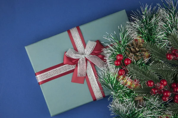 Weihnachtskomposition Weihnachtsgeschenk Tannenzweige Auf Dunkelblauem Hintergrund Draufsicht Kopierraum — Stockfoto