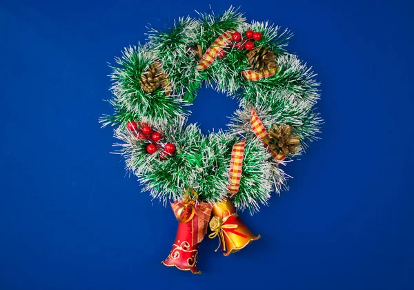 Decoração Grinalda Natal Com Sinos Fundo Azul Escuro — Fotografia de Stock