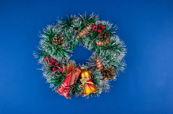Kerst Krans Decoratie Met Klokken Donkerblauwe Achtergrond — Stockfoto