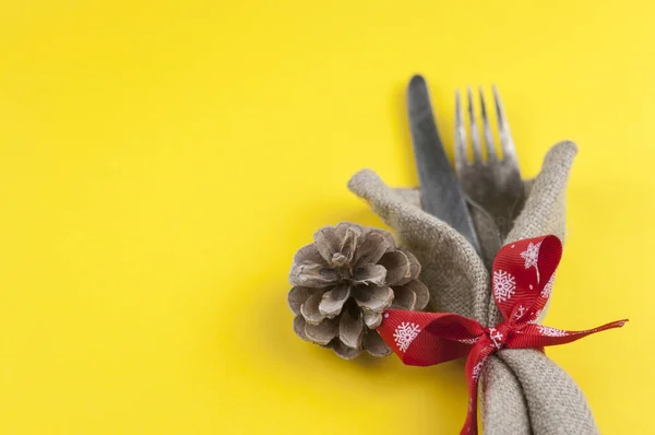 Ajuste Lugar Navidad Con Platería Vintage Servilleta Cinta Sobre Fondo — Foto de Stock