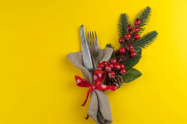 Налаштування Різдвяного Місця Старовинним Срібним Посудом Серветці Стрічці Жовтому Тлі — стокове фото