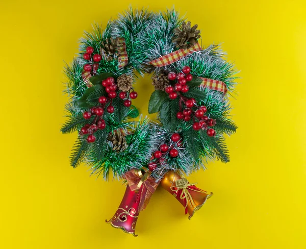 Kerst Krans Decoratie Met Klokken Gele Achtergrond — Stockfoto