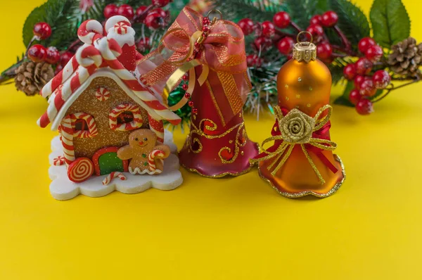 Decorações Natal Com Casa Sinos Fundo Papel Amarelo — Fotografia de Stock