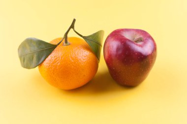 Sarı arka planda olgun portakal meyvesi