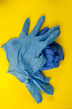Sarı arka planda kullanılan tıbbi eldiven, bulaşıcı atık, enfekte olmuş atıkları ayırarak virüsün covid-19 'u engellemesi.
