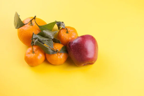 黄色の背景に熟したオレンジの果実 — ストック写真