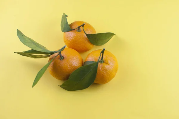 Mogen Apelsin Frukt Gul Bakgrund — Stockfoto